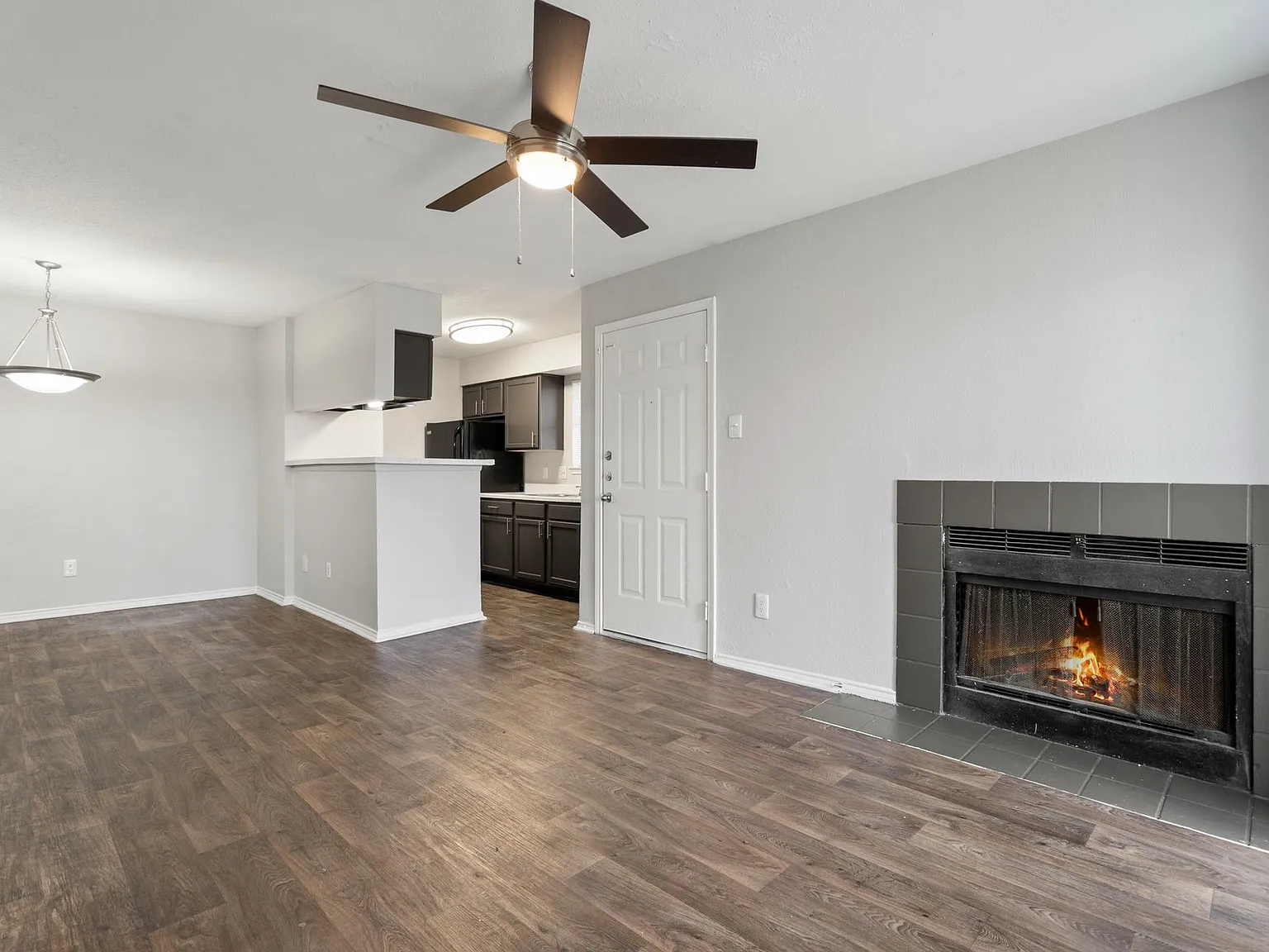 502 North - Move in Today! — Photo 4