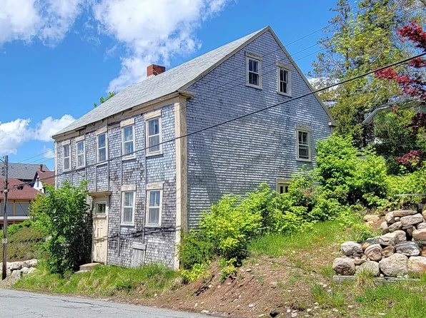 155 Pelham St, Lunenburg, NS B0J 2C0