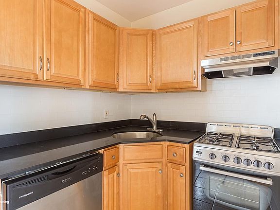4th image of 104 Clendenny Ave #2