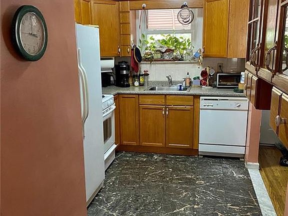 5th image of 3041 Matthews Ave