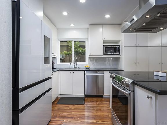3rd image of 1465 Bridgeview Dr