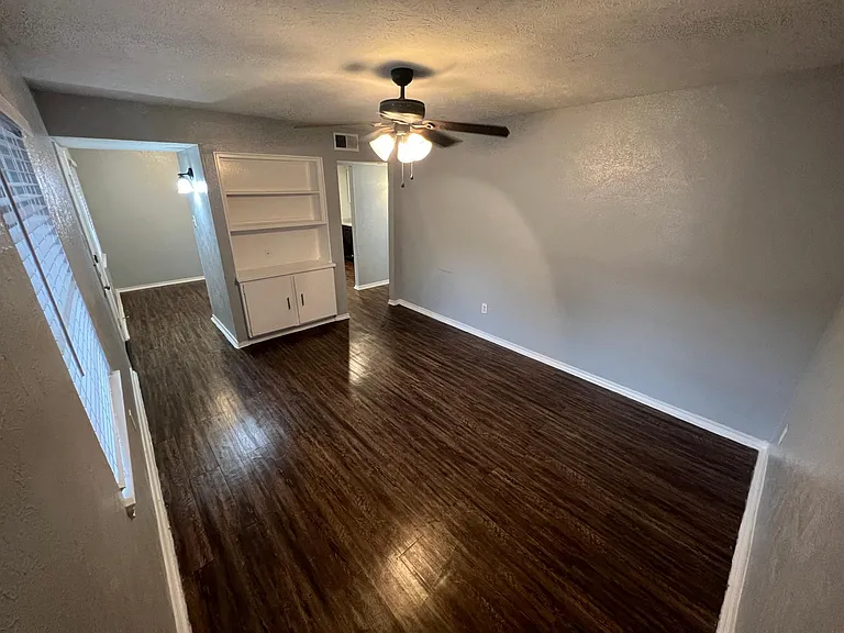 Hampton Gardens Apartment — Photo 32