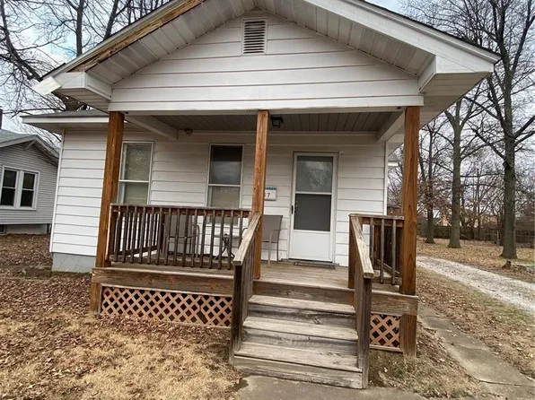 967 Whitelaw Ave, Wood River, IL 62095