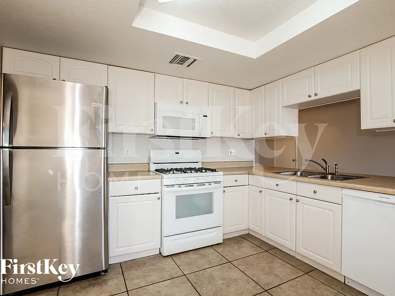 1708 W Behrend Dr — Photo 7