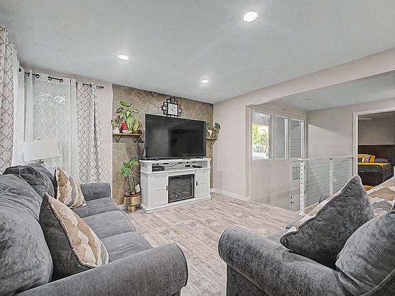 4th image of 1076 Shannon Cir