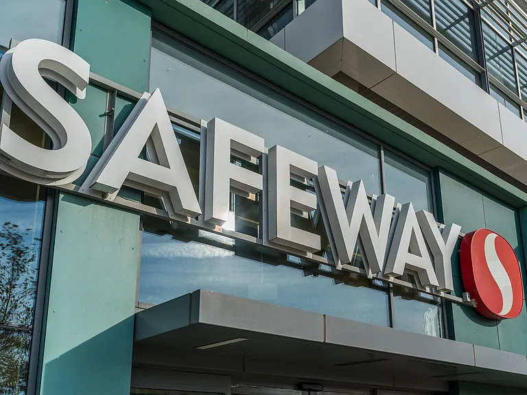 Nearby shopping and dining in Waterfront Station