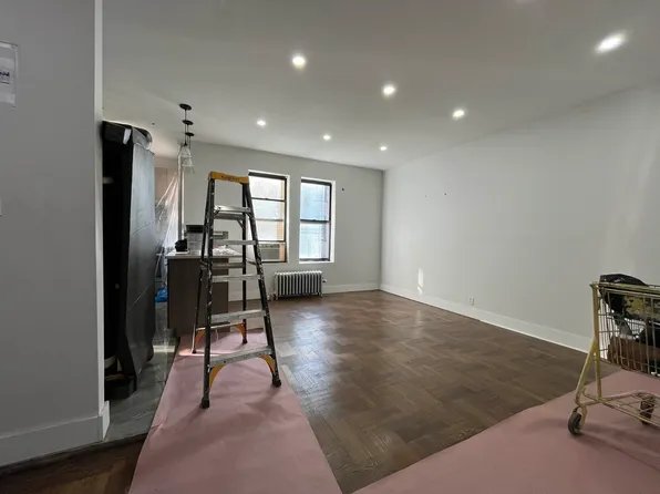 2110 Westbury Court image 1 of 15