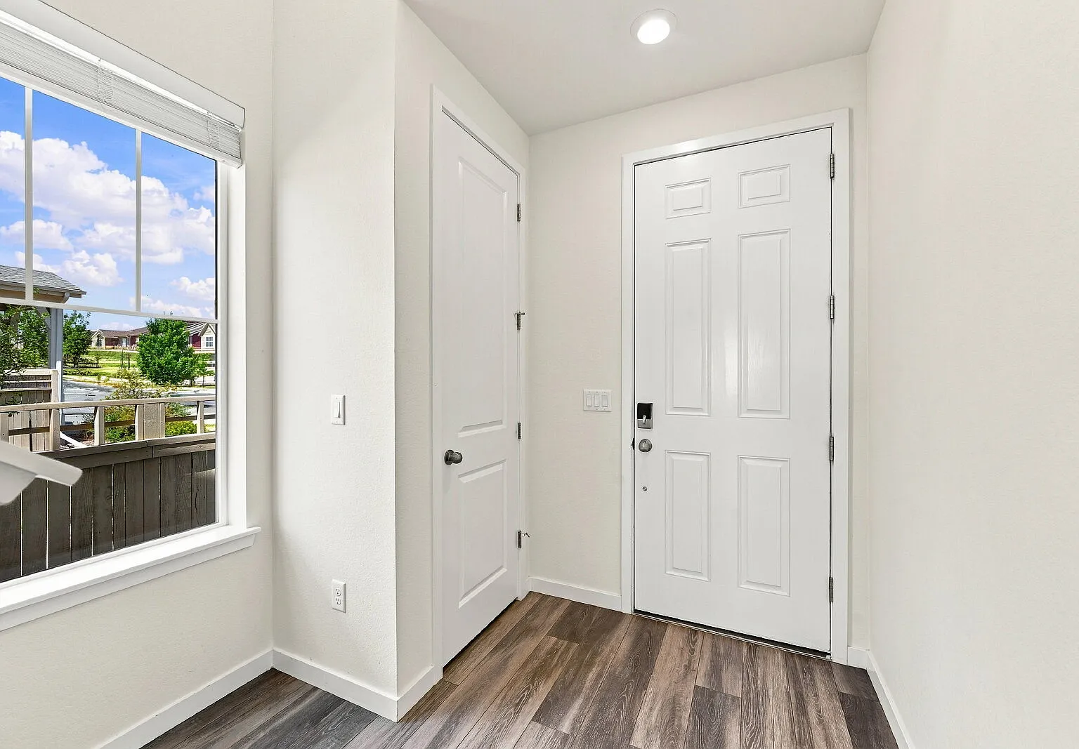 3 bed, 3.0 bath, 2010 sqft, $2,996 — Photo 3