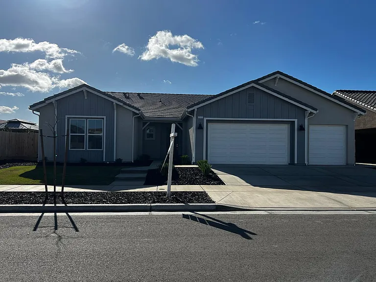 2112 Daffodil St — Photo 2
