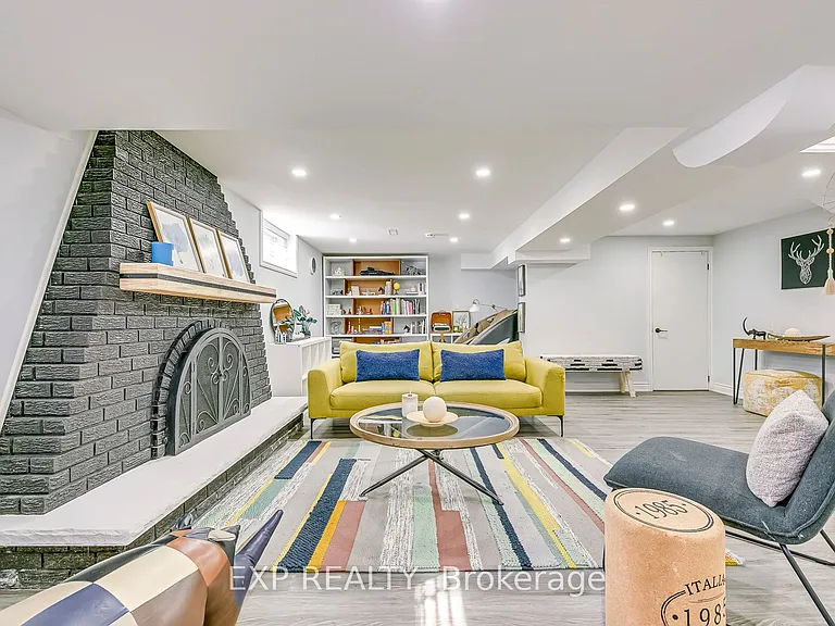 322 Mary St — Photo 42