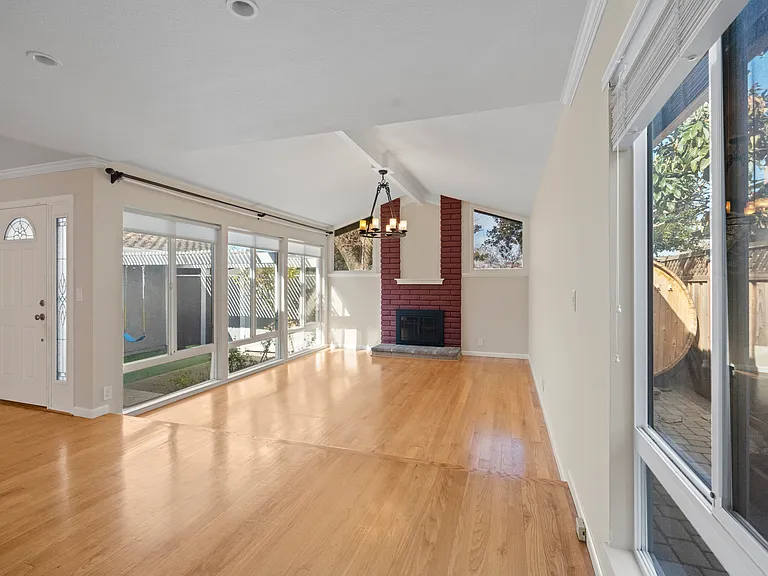 880 Hollenbeck Ave — Photo 2