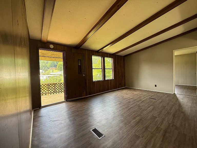 212 Thor Ln — Photo 2