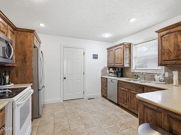 4th image of 1027 Nickolas St