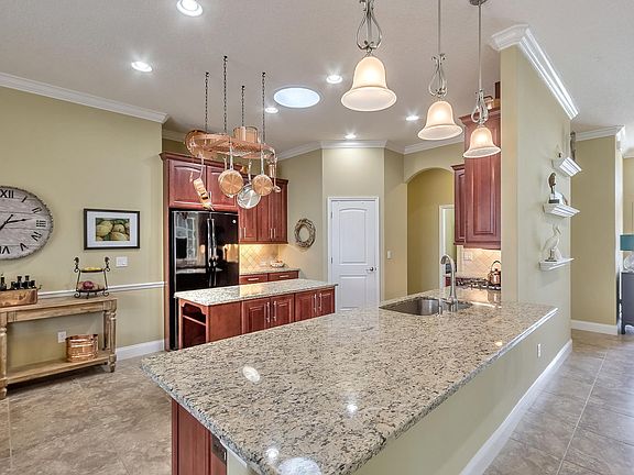 4th image of 526 Bacio St