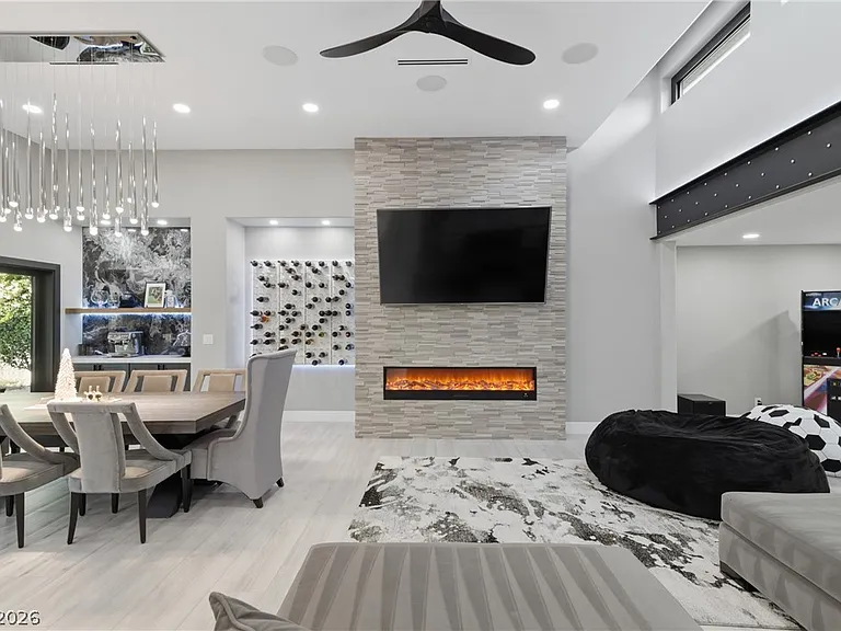 300 E Lacy Ln — Photo 24
