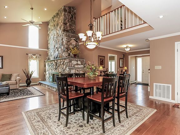 5th image of 18 Lounsbury Dr