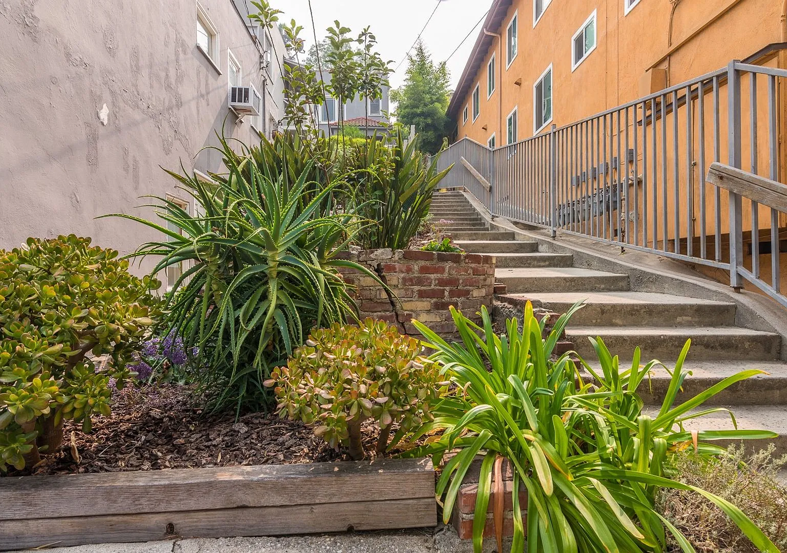 Hyperion Apartments — Photo 4