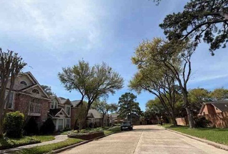 Exterior Neighborhood (street photo)