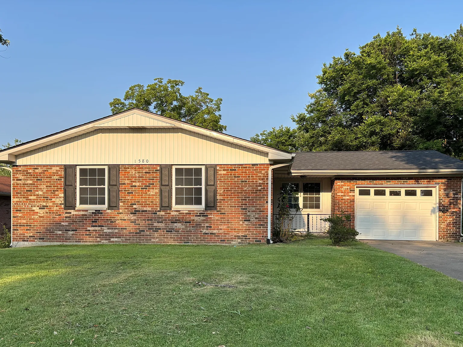 1580 Grandview Dr — Photo 1