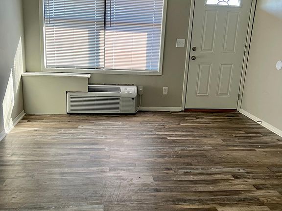 3rd image of 10 Hampshire Dr