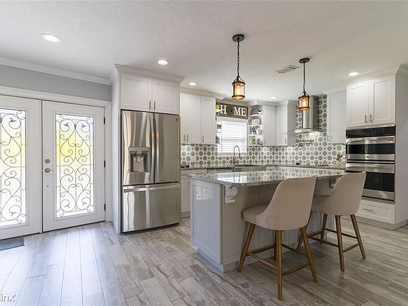 3rd image of 12110 Midlake Dr