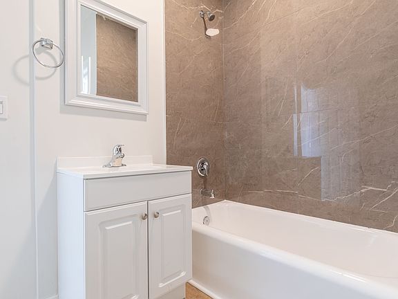 4th image of 727 S Mariposa Ave #33