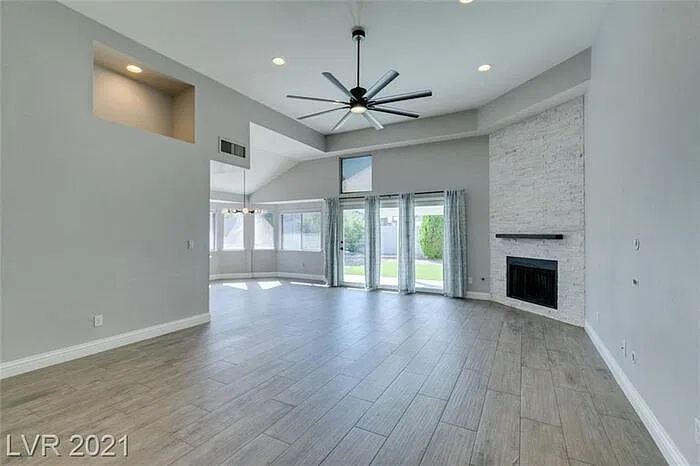 3 bed, 2.0 bath, 1376 sqft, $2,237 — Photo 4