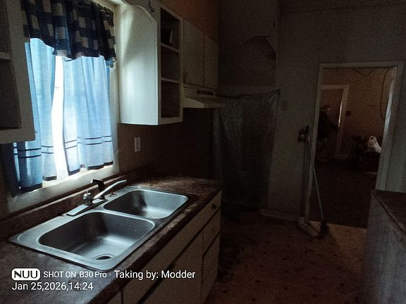 5th image of 502 S Riverside Dr