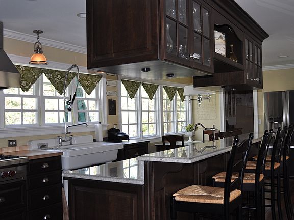 Kitchen with 4 seat island