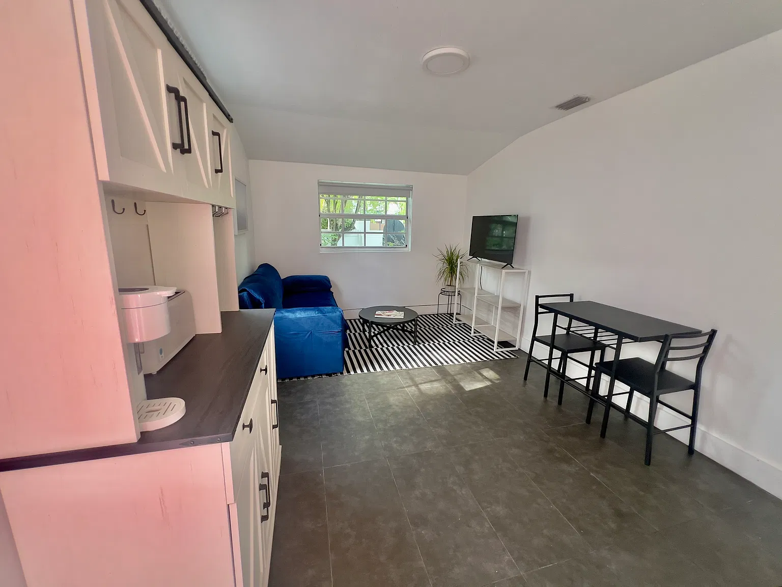 Studio, 300 sqft, $1,600 — Photo 4