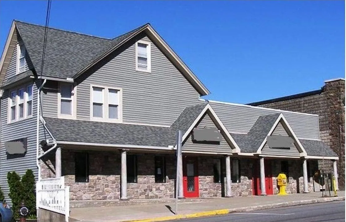 3 bed, 1.0 bath, 1350 sqft, $1,950 — Photo 1