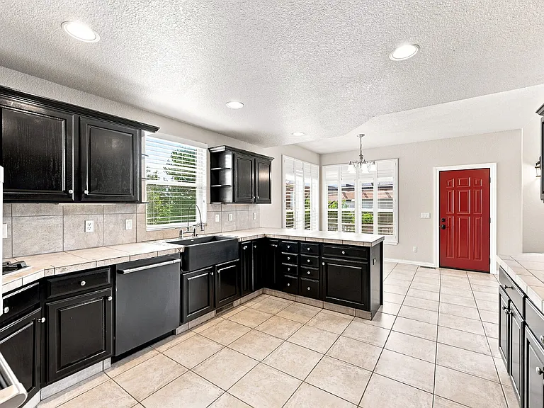 2425 Vanreen Dr — Photo 16