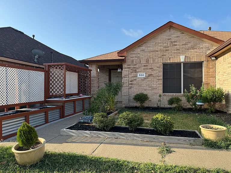 824 Mulder Dr — Photo 3