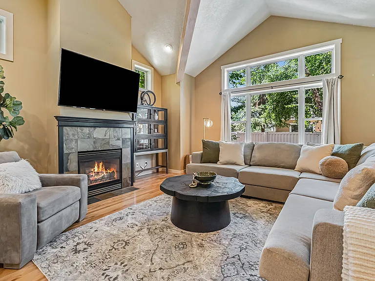 246 W Colchester Dr — Photo 22