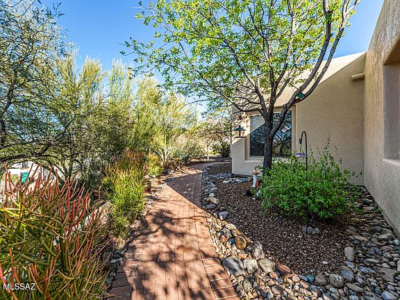 5th image of 1041 W Saddlehorn Pl