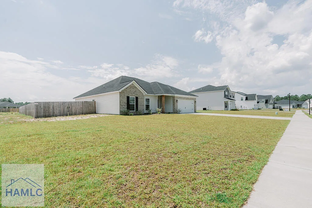 4 bed, 2.0 bath, 1926 sqft, $2,300 — Photo 2