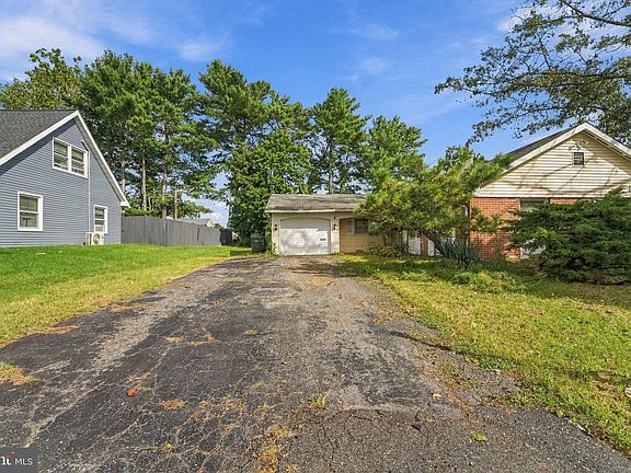 3rd image of 2 Barrington Ln