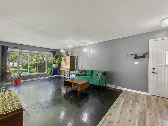 3rd image of 202 E Julia Dr