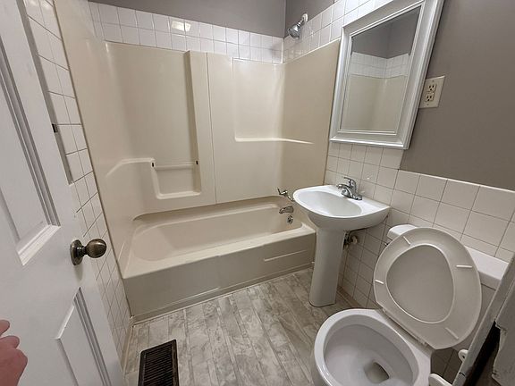 5th image of 2910 S Vine St