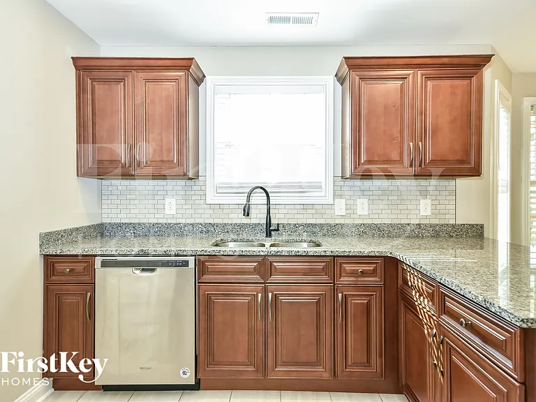 1045 Rushmore Rd — Photo 6