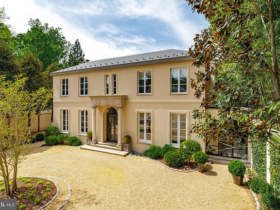 3rd image of 2740 Chain Bridge Rd NW