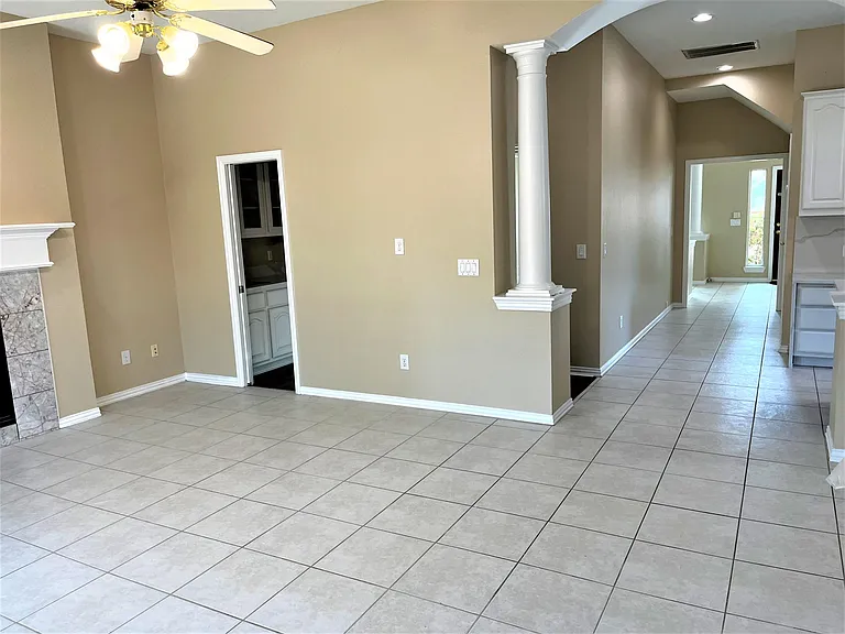 18716 Greenside Dr — Photo 9