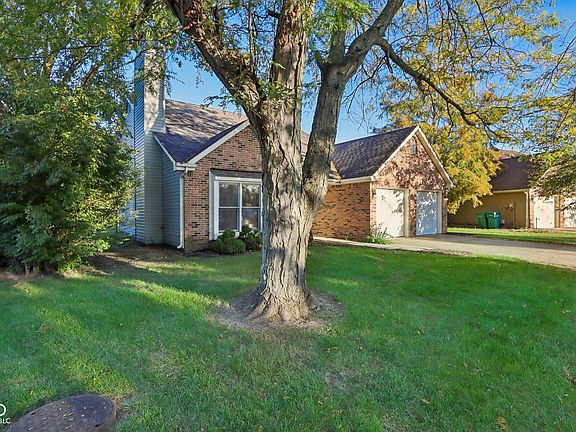 3rd image of 7864 Paddington Ln W