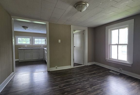 3rd image of 1202 Grover St
