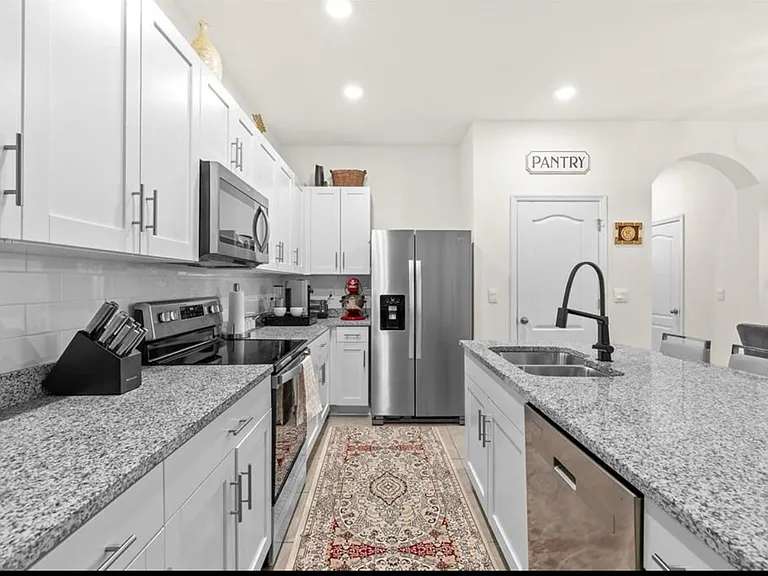 Reena Dr — Photo 6
