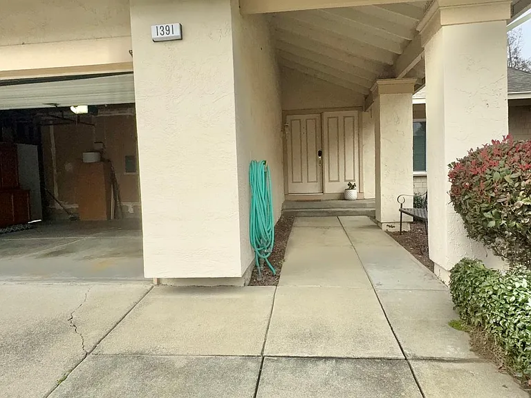 1391 Hardy Pl — Photo 4