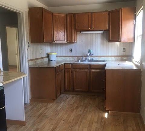 3rd image of 854 Dwight Ave
