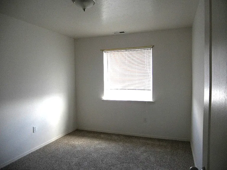 126 NE Lotus Ct — Photo 12
