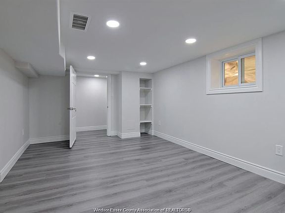 5th image of 1076 Janette Ave