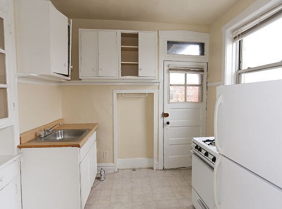4th image of 558 W Aldine Ave APT 3N